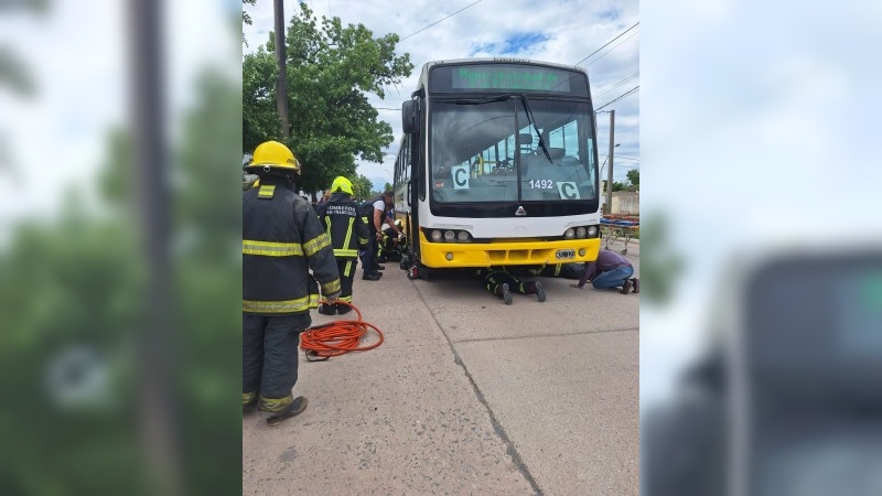 Mujer queda atrapada bajo un colectivo en accidente de tránsito