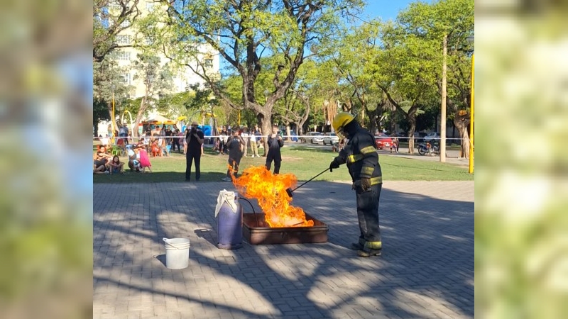 Bomberos realizaron una demostración en la plaza cívica 