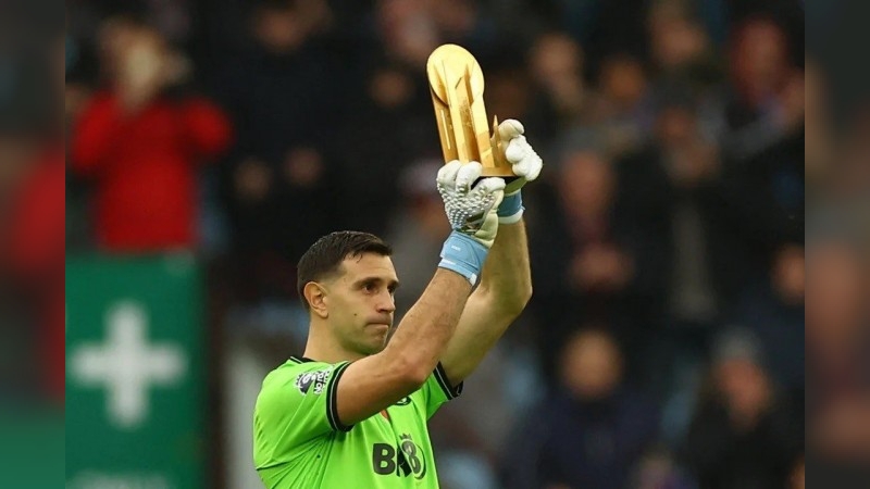 Emiliano “Dibu” Martínez, el mejor arquero del mundo con el Trofeo Yashin