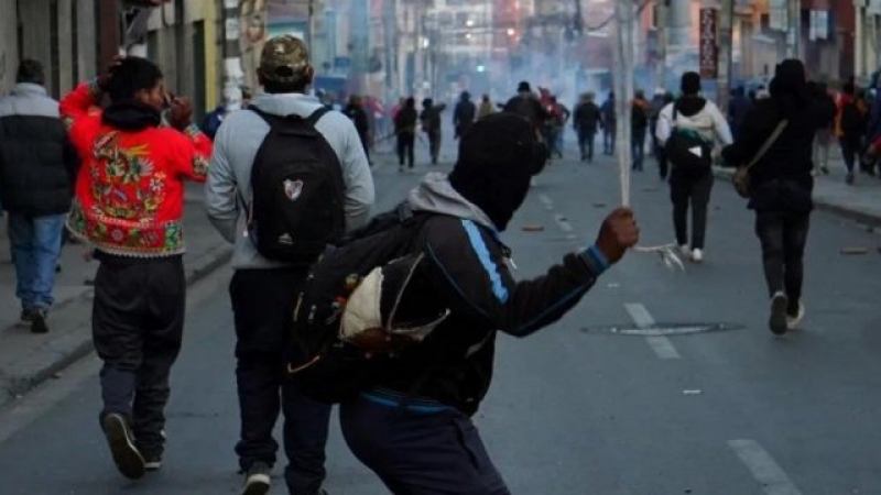 Trece policías heridos durante enfrentamiento con manifestantes en Bolivia