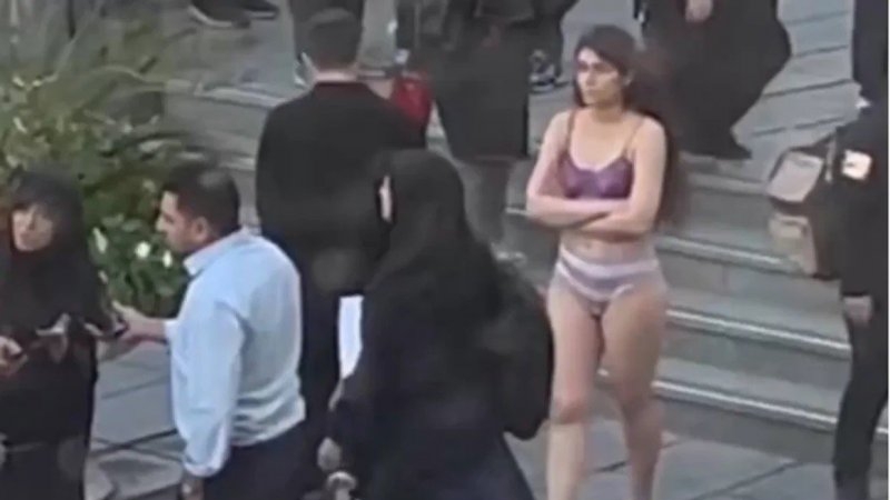 Estudiante desafía el acoso en Irán: se quita la ropa y es arrestada