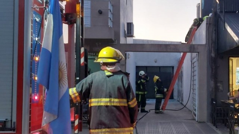 Incendio en local gastronómico: Bomberos controlan el siniestro