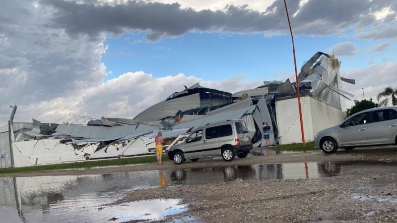 El temporal voló hasta casas en La Playosa, no hay luz y suspendieron las clases: fotos y videos