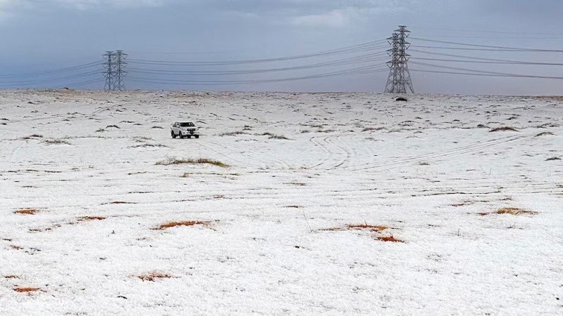 El desierto de Arabia Saudita se cubre de nieve por primera vez en su historia