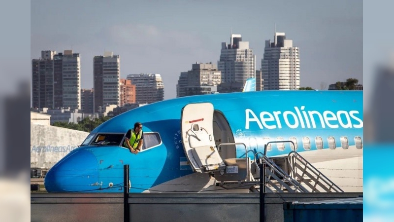 Milei sobre Aerolíneas Argentinas: “O se cierra o se privatiza, pero no va a seguir en manos del Gobierno"