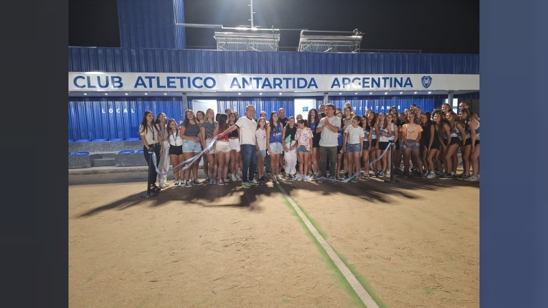 Antártida Argentina inauguró vestuarios de hockey y avanza hacia nuevos hitos deportivos