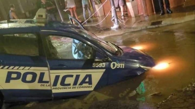 Córdoba: un móvil policial se hundió en un pozo en plena tormenta