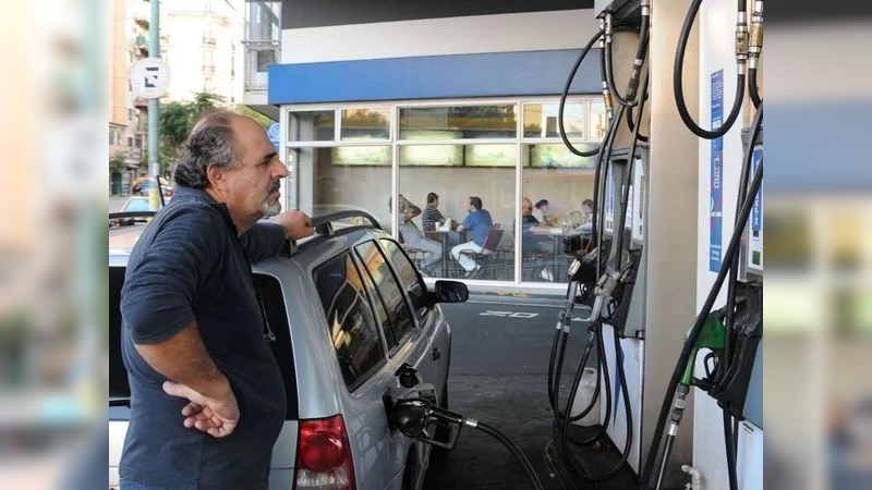 El Gobierno anticipó que se habilitará el autodespacho de combustible en las estaciones de servicio