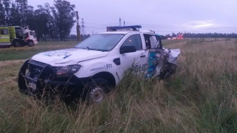 Un camión arrolló y mató a tres policías que asistían a víctimas de un choque