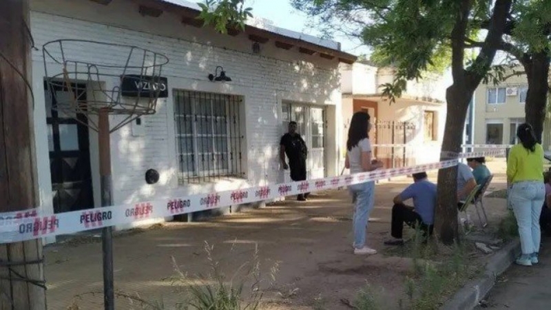 Iban a desalojarla y la hallaron muerta: sus perros devoraron parte del cuerpo