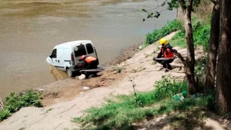 Un auto sin conductor desbarrancó y atropelló y mató a un nene que acampaba a orillas del río Carcarañá