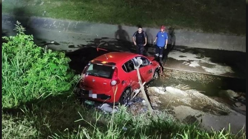 Robó un auto que hacía Uber, escapó y terminó cayendo en un desagüe 