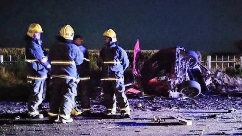 Choque fatal en la Ruta 188: dos personas murieron y uno de los vehículos se partió a la mitad