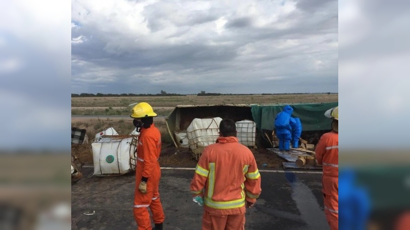 Volcó un camión cargado de una sustancia tóxica en Ruta 19