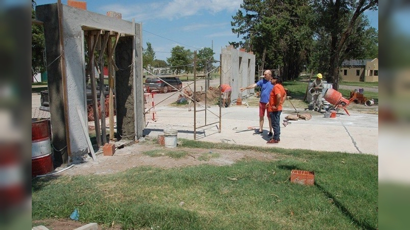 Continúan avanzando los trabajos de construcción del pórtico de ingreso sur de la Facultad Regional San Francisco