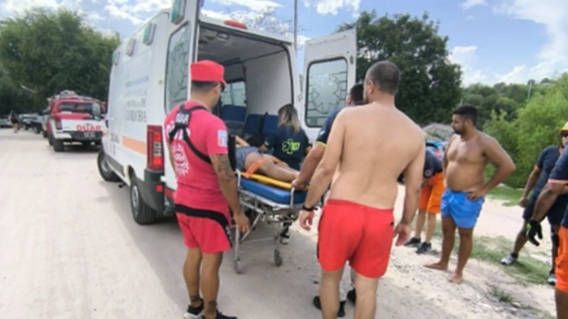 Un turista se tiró de cabeza al río y terminó internado en Mina Clavero