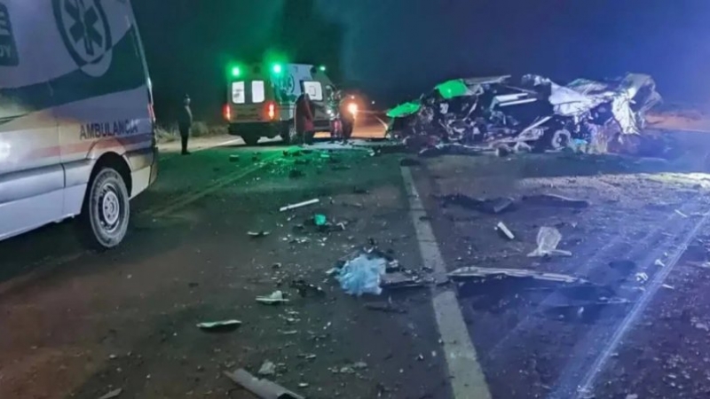 Fatal choque en Jujuy: seis personas murieron en un accidente frontal entre un camión y una combi