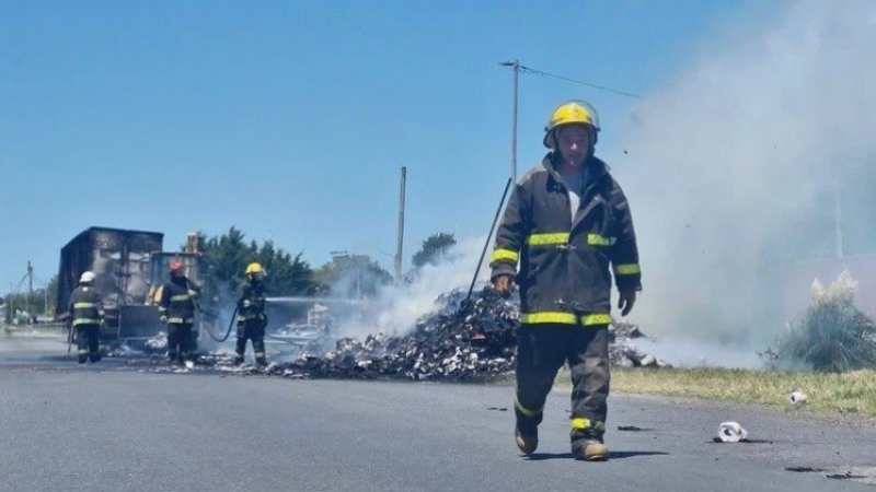 Colapso en la Ruta 2 camino a Mar del Plata: se prendió fuego un camión