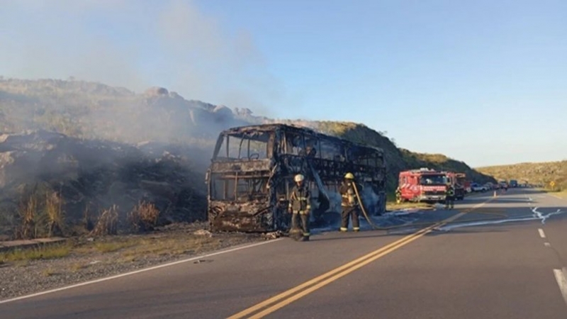 Un colectivo se prendió fuego en las Altas Cumbres: llevaba 36 pasajeros