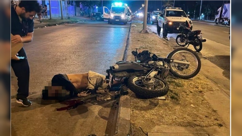 Cuatro motochoros intentaron robarle la moto a un policía: el oficial se resistió y mató a uno