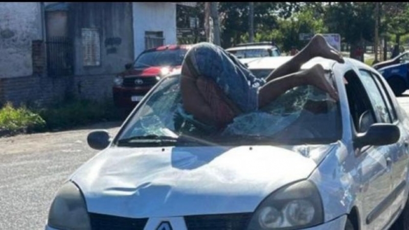  Impactante choque en Santa Fe: un ciclista terminó incrustado en el parabrisas de un auto