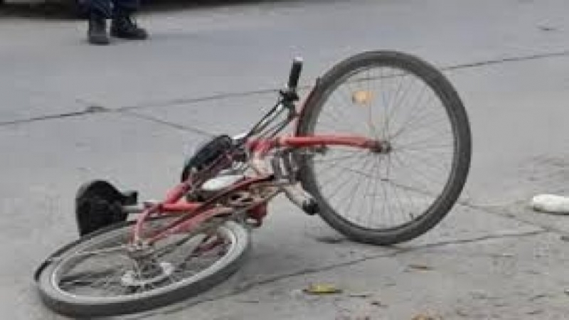 Sus amigos le aflojaron una rueda de la bicicleta como broma, se cayó y está grave