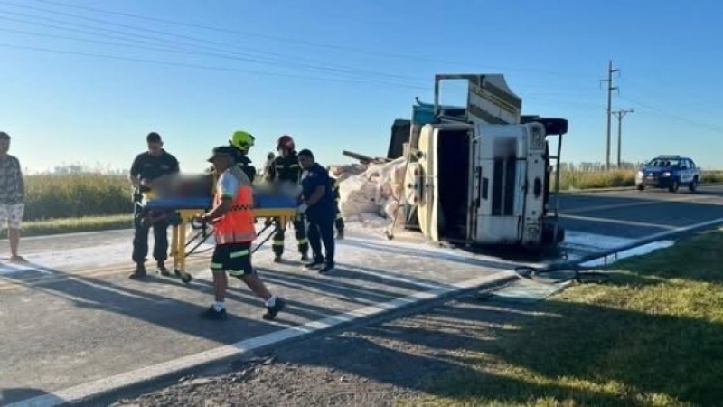 Accidente vehicular en la Ruta 158: un camión cargado con cal volcó y obstaculizó la calzada