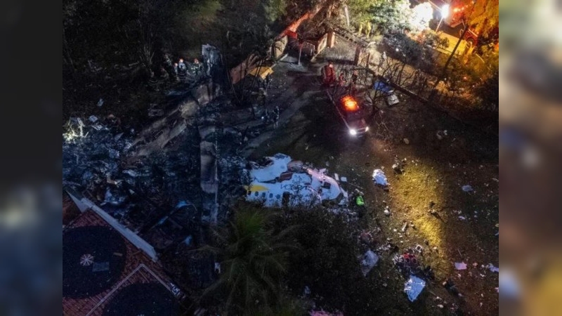 Brasil: un avión cayó sobre una avenida en Sao Paulo e impactó en un autobús