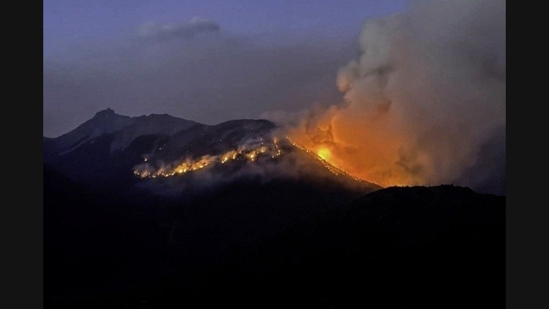 Incendios en El Bolsón: el fuego se descontroló y evacúan zonas pobladas