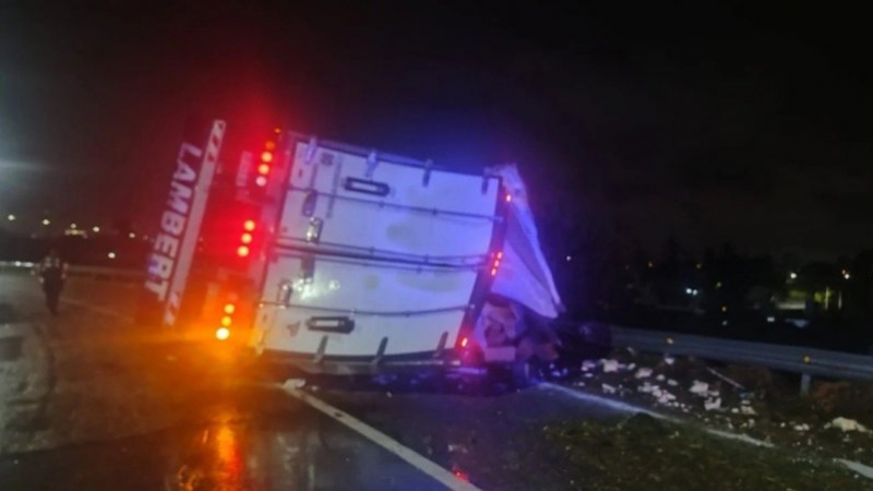 Un conductor alcoholizado desparramó un camión de golosinas en la circunvalación de Córdoba