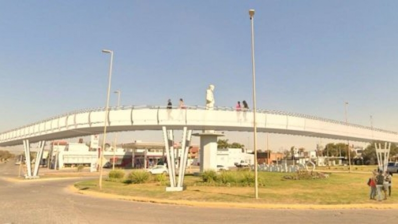 Senda peatonal y bicisenda en altura para mejorar la seguridad vial