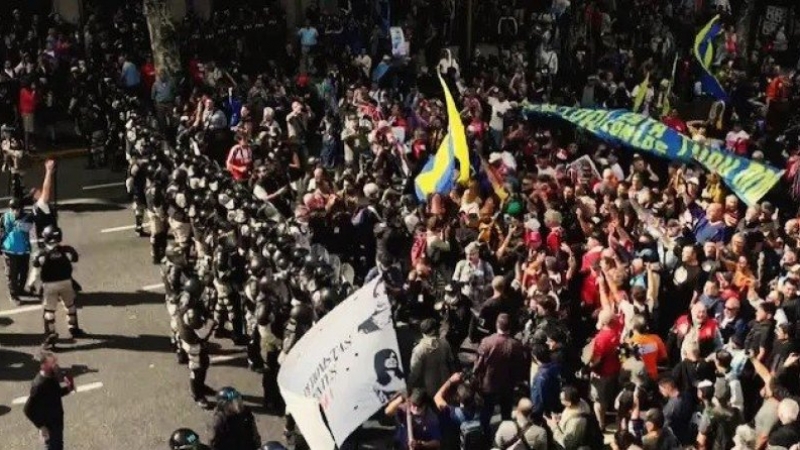 Reprimen con gases lacrimógenos la protesta de jubilados que se moviliza frente al Congreso