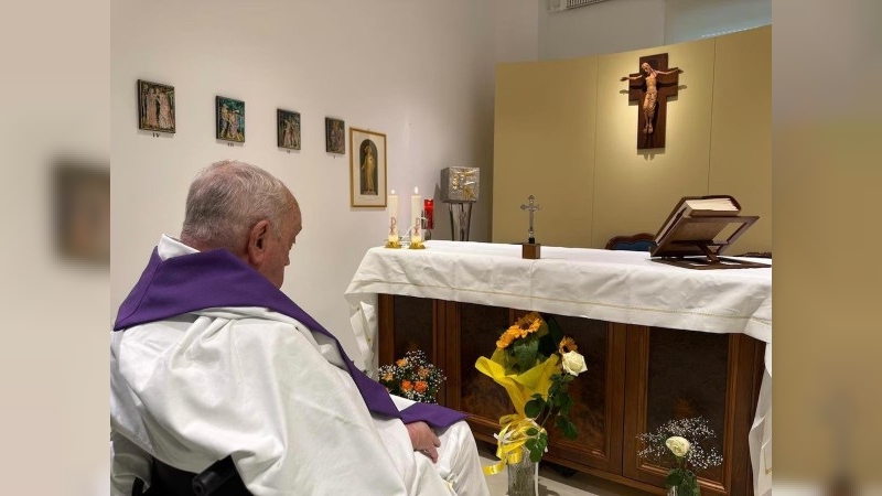 El papa Francisco permanece estable y ya requiere menos asistencia de oxígeno