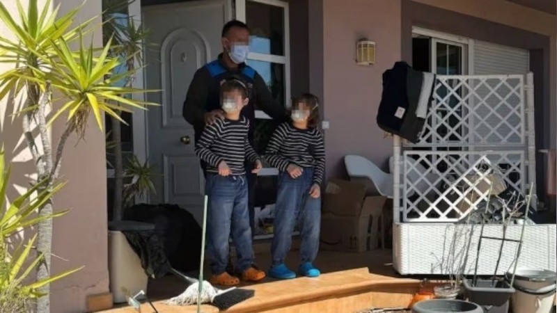 Los detuvieron por obligar a sus hijos a vivir con barbijos y pañales: así era “la casa de los horrores”