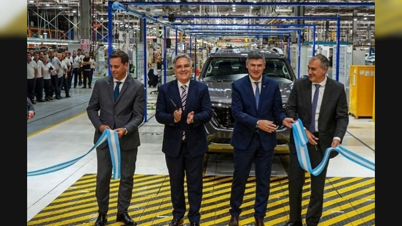 Stellantis inició en Córdoba la producción de su pick-up: “Es la mejor noticia industrial que Argentina tiene en mucho tiempo”, sostuvo Llaryora