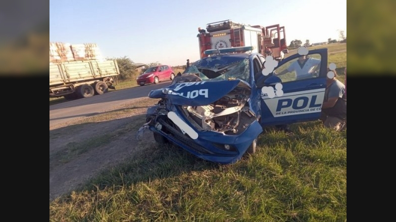 Móvil policial chocó a un camión en cercanías de Chipión