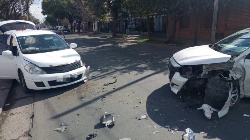 Manejaba un auto buscado por la justicia, huyó de un control y terminó chocando a otro vehículo