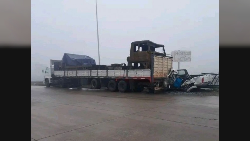 Accidente fatal en Federación: un hombre murió tras chocar su camioneta contra un camión