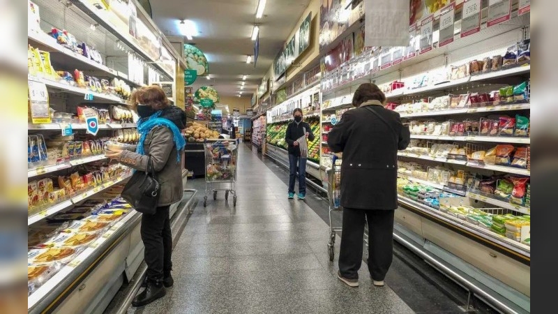 A pesar de los datos positivos en supermercados, advierten que el "consumo esencial" sigue rezagado