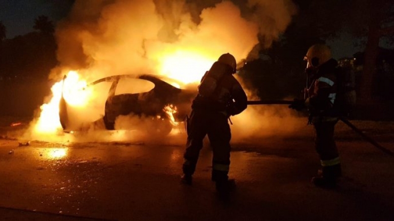 Morteros: un auto se incendió tras chocar contra un camión en Av. Intendente Bría