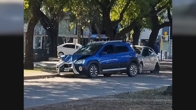 Morteros: Una mujer perdió el control de su auto y chocó a otros dos