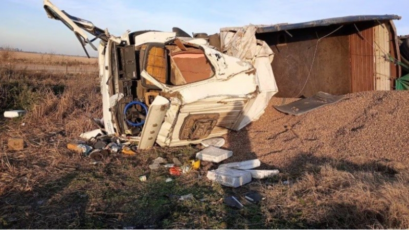 Camionero volcó en una ruta de Córdoba, sufrió graves lesiones y murió en el hospital