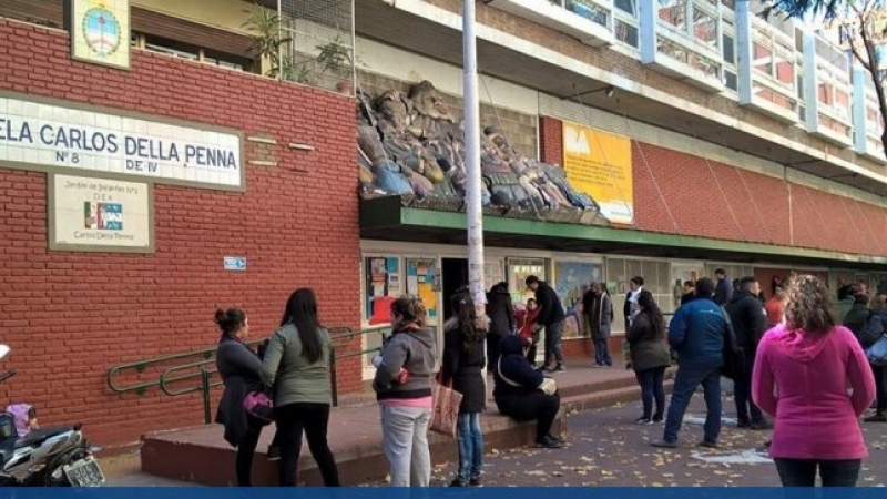 La mamá y la abuela de un nene le clavaron una lapicera al director de una escuela en La Boca y suspendieron las clases