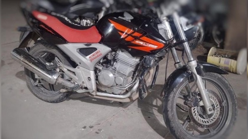 Secuestran motocicleta con pedido vigente en el estacionamiento de un bar céntrico