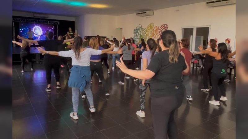 Se llevó a cabo una exhibición de Zumba para festejar el Día del Amigo