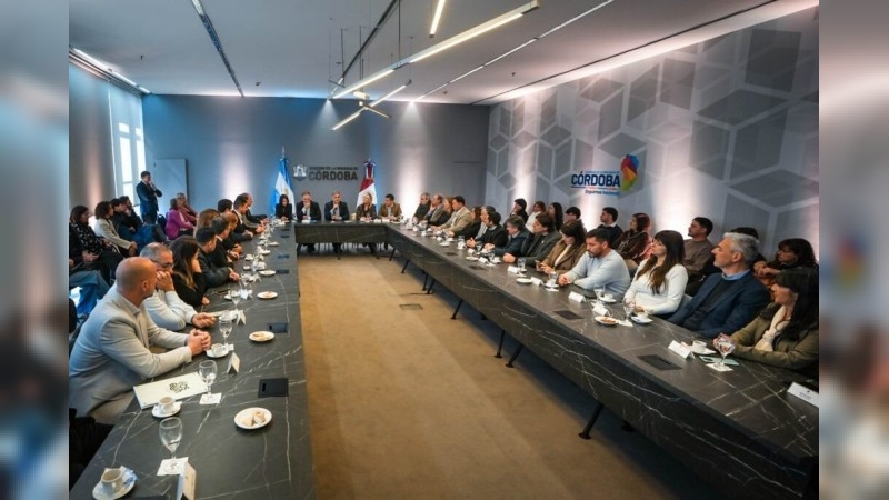Llaryora entregó $200 millones a 28 municipios para fortalecer la educación local