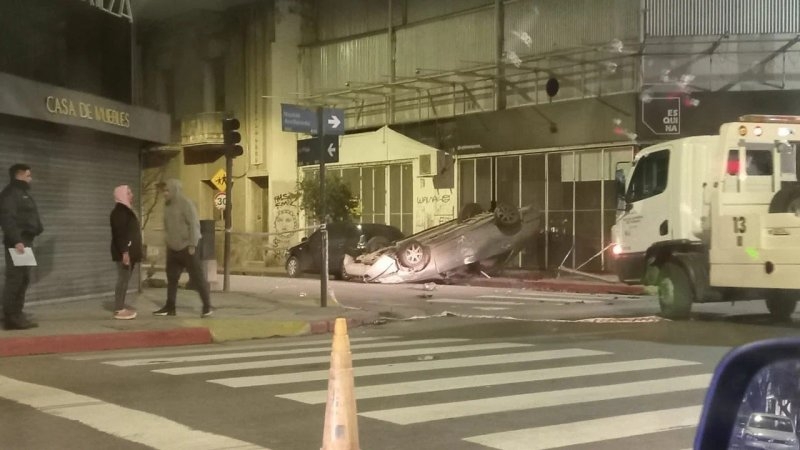 Choque y vuelco en Córdoba: un auto quedó con las ruedas hacia arriba