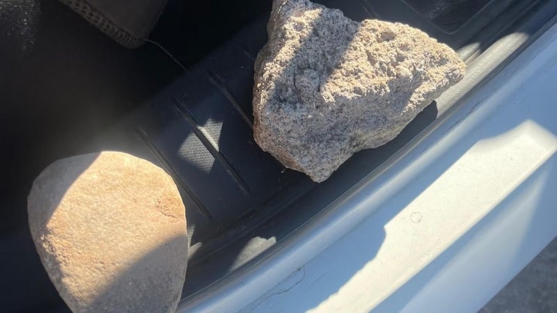 Cinco detenidos por destrozar autos en la playa de un supermercado en Córdoba: tienen entre 12 y 14 años
