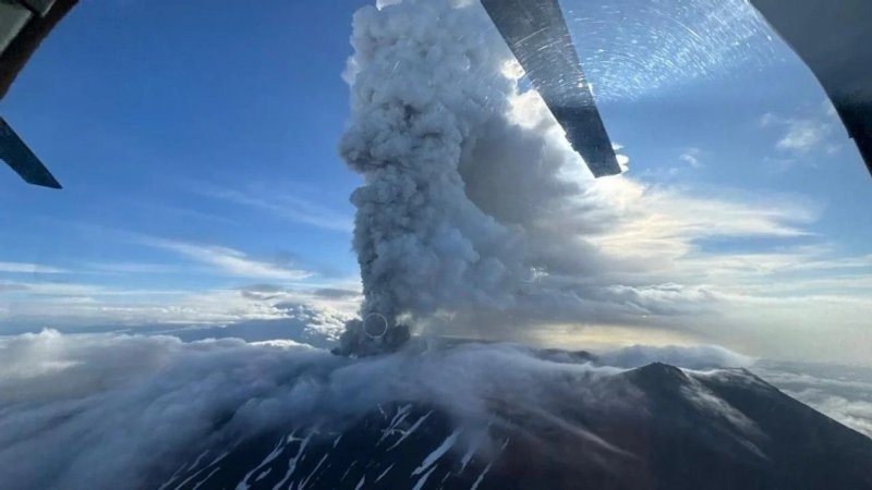 Rusia en máxima alerta: el volcán Kracheninnikov entró en erupción tras 450 años