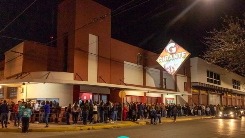 Un cantante resultó lesionado tras caer del escenario en un local bailable
